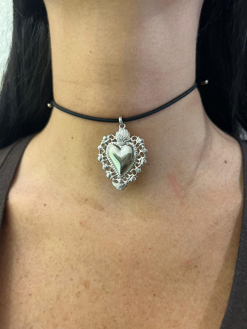Collana laccio magnetico con charm argentati