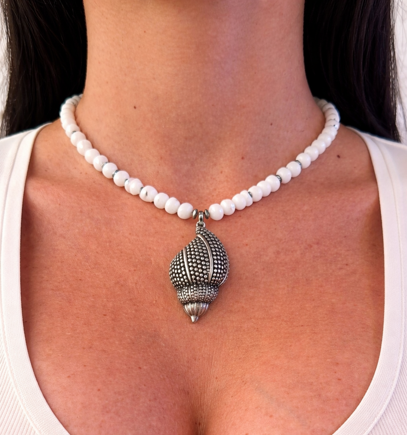Collana cristalli bianchi e conchiglia