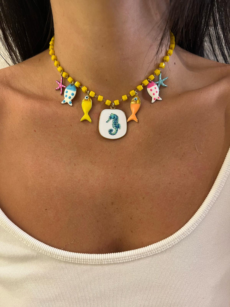 Collana gialla con charm marini e cavalluccio marino