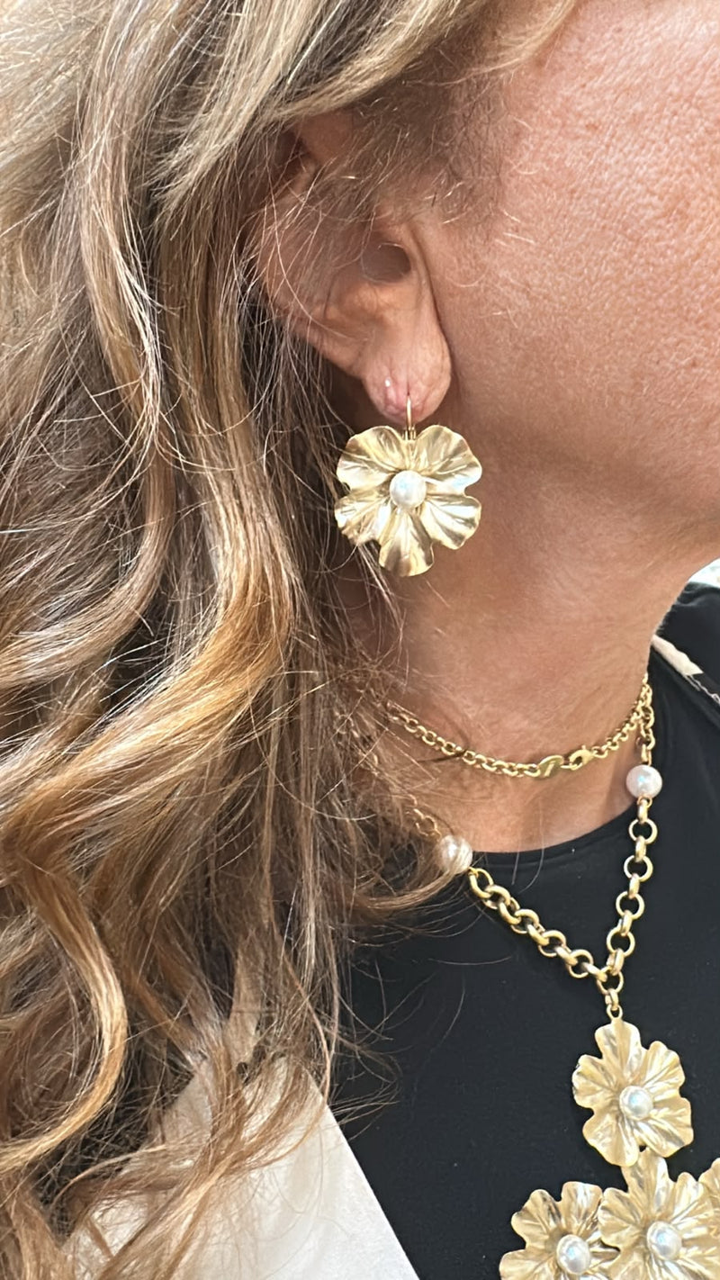 Orecchini Fiore Dorati con Perla Bianca